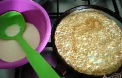 Хорошо разогрейте блинную сковороду и выпекайте блины.
