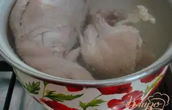 Заранее сварите куриный бульон. Мы его варили на куриных окорочках.