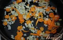 Лук и морковь мелко нарезаем и пассируем на растительном масле.