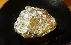 Заверните фольгу плотно, чтобы при выпекании самый вкусный сок не вытекал.