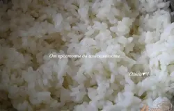 Отварить рис как указано на упаковке. Смешать ингредиенты для заправки, добавить к еще горячему рису, перемешать.