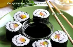 Готово! Все повторить с оставшимися ингредиентами. Подавать роллы с соевым соусом и маринованным имбирем.Приятного аппетита! :)