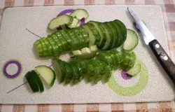Огурец полукольцами.