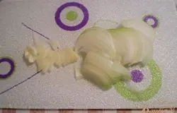 Лук и чеснок тонко.