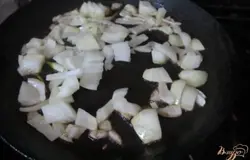 Лук с морковкой отчистить, промыть. Морковь натереть на мелкой терке, лук на резать мелко. Обжарить на подсолнечном масле.