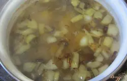 Суп варим на медленном огне покрышкой.