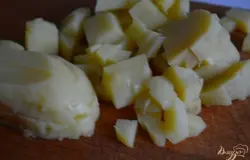 Отварной картофель почистить от кожуры и нарезать на мелкие кубики.Затем обжарить до золотистого цвета на оливковом масле.