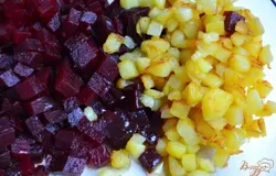 В салатник выложить кубики отварной свеклы и обжаренный картофель.