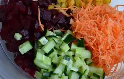 Добавить свежий огурец и морковь (соломкой)Соль и специи добавляем по вкусу.