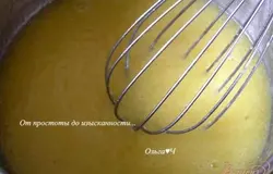 Яйца смешать с сахаром и ванилином,