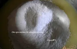 добавить растопленное сливочное масло и соль, перемешать. Добавить муку с разрыхлителем, хорошо перемешать и влить молоко, окончательно замешивая однородное тесто.