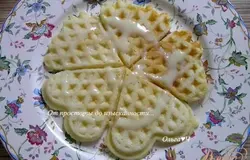 Не разделяя вафли на порции, каждый вафельный кружок смазать сгущеным молоком,