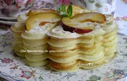 Готовый торт украсить свежими фруктами, мятой и сахарной пудрой.