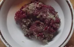 Через мясорубку пропускаем мясо говядины, лук и баранину. Перемешиваем.