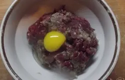Добавляем куриное яйцо (1 шт достаточно).