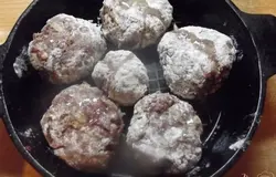 Слегка присыпаем котлеты мукой со всех сторон. Формируем их небольшими, круглыми. Так они лучше будут держаться. Форму для выпекания (можно чугунную сковородку) слегка смазываем растительным маслом. Выкладываем котлеты. Выпекаем при 200 градусах 40-45 минут. Готовность проверяется разрезанием одной штуки - внутри не должно быть красного мяса.