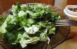 Готово! Такой салат хорош свежим - не храните его долго. Кушайте на здоровье!=)