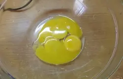 Отделяем белки от желтков. В миске взбиваем слегка желтки.