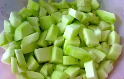 Кабачок вымыть, очистить и нарезать кубиками.