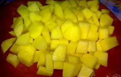 Картофель очистить, вымыть и нарезать кубиками.