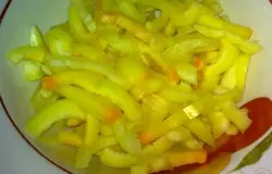 Перец вымыть, очистить и нарезать соломкой.
