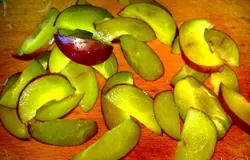 Сливы вымыть, удалить косточки и нарезать дольками.