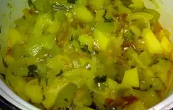 Затем добавить к чесноку картофель и кабачок, залить бульоном и тушить 10 минут. Затем добавить лук, перец и сливы, тушить до готовности. За 5 минут до готовности добавить соль, специи и зелень.