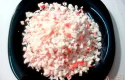 Крабовое мясо мелко нарезаем.