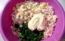 Соединяем вместе нарезанное крабовое мясо, рубленные яйца, нарезанную зелень. Заправляем половиной домашнего майонеза или кремом, не знаю как точно назвать. Делаю его из молока и масла, плюс заправки. Это не жирный майонез.Солим, перчим.