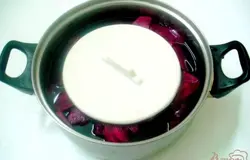 В кастрюле завариваем маринад. Доводим воду до кипения, всыпаем соль, сахар,всыпаем душистый перец, лавровый лист. Когда соль и сахар растворятся, вливаем растительное масло. Охлаждаем маринад. В кастрюлю плотно укладываем четвертинки капусты, пересыпая крупно нарезанным чесноком. Сверху на капусту выкладываем порезанную кружочками свеклу и заливаем маринадом. Чтобы овощи не всплывали прижимаем их небольшим грузом, у нас керамическая крышка. Ровно через сутки, крыжавки готовы.