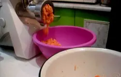Невероятно вкусными получаются котлеты из лосося. Когда мы покупаем рыбу, все обрезки собираем в отдельный пакет в морозильную камеру, плюс несколько кусочков рыбы. Перемалываем всё через мясорубку.