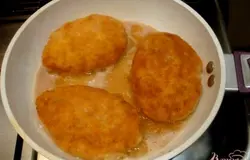 Разделываем котлетную массу только мокрыми руками, чтобы фарш не прилипал к ним и изделия были гладкими. Разделываем на восемь котлет. В каждую котлету для большей сочности вкладываем кусочек колотого льда. Панируем в панировочных сухарях, которые делаем сами из батона. Разогреваем сковороду с растительным маслом до лёгкого дымка, огонь убавляем и на среднем огне жарим котлеты до готовности.
