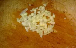 Чеснок очистить и измельчить.