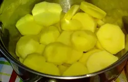 На дно кастрюлю или утятницы налить масло. Выложить картофель.