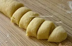 Тесто скатать в колбаски, нарезать на 30 кусочков.