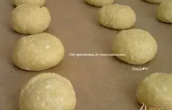 Из каждого скатать шарик, чуть приплюснуть и выложить на противень, застеленный бумагой для выпечки.