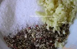 Смешать соль со специями и измельченным чесноком.