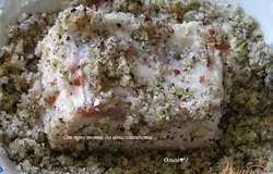 Сало нарезать на куски, обвалять в соленой пряной смеси,