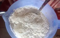 Отдельно смешиваем муку, соль и разрыхлитель