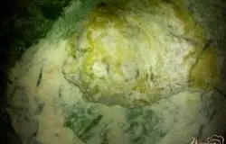 Добавить орехи в яично-мучную смесь и замесить тесто.