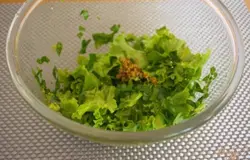 Салатные листья вымыть. Обсушить. Нарвать на небольшие кусочки. Заправить растительным маслом. Добавить горчицу с зернами.