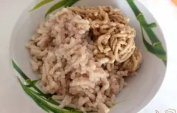 Хлеб замочить на пару минут в воде. Пропустить через мясорубку рыбу, хлеб и одну луковицу