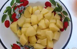 Картофель очистить, нарезать кусочками.