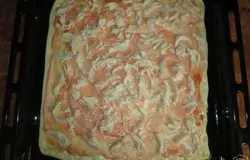 Выложить предварительно отваренное куриное мясо,