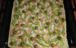 и зеленые оливки.