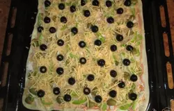 и украсить черными оливками (маслинами).