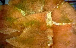 Говядину разморозить и нарезать на куски. Каждый кусок отбить с двух сторон. Посолить, поперчить и добавить специи. Я взяла приправу для мяса, шашлыка.