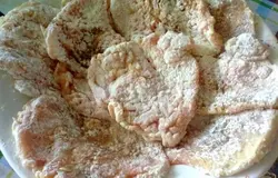 Каждый кусок обвалять в муке.