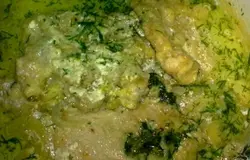 В кастрюлю налейте растительное масло, положите лук и мясо, посолите и поперчите, добавьте сметану. Перемешайте и тушите 20-25 минут. В конце добавьте зелень.