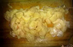 Куриное филе отбить и нарезать средними кубиками.